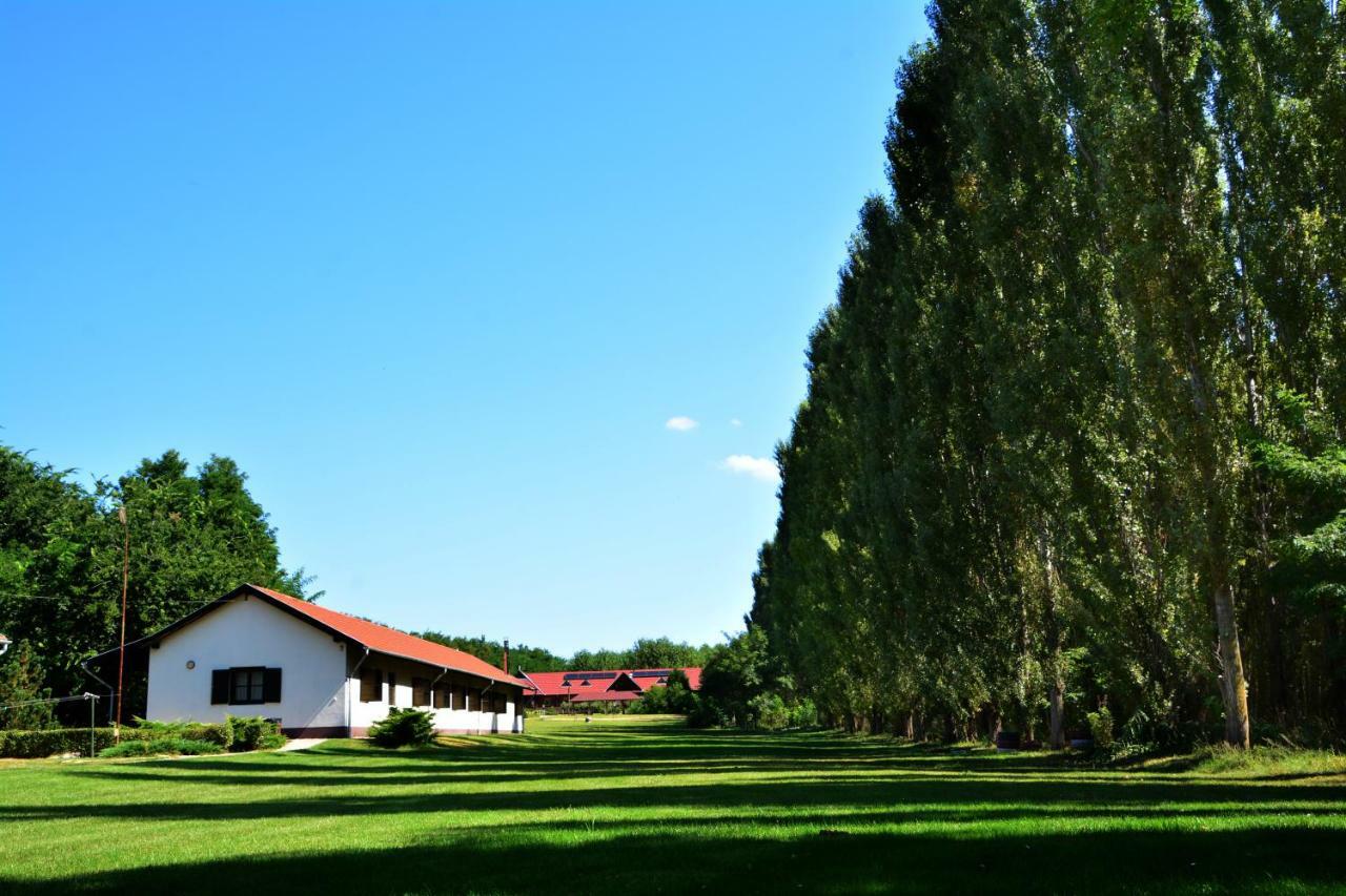 Sipito Pihenopark Otel Pilis Dış mekan fotoğraf
